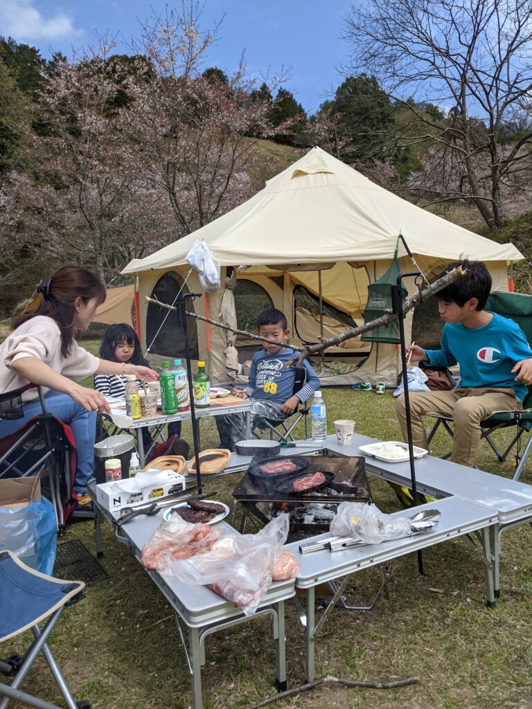 みんなで焚き火を囲みながらお昼ご飯にBBQ