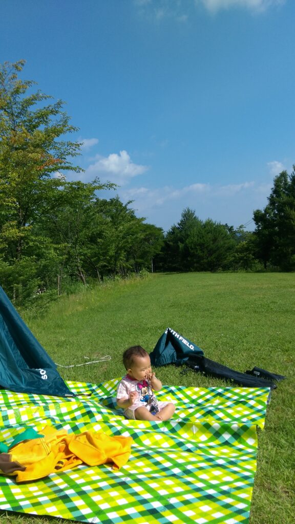 キャンプ場で日光浴