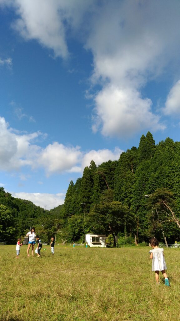 魚ヶ滝荘キャンプ場の広い芝生のフィールド