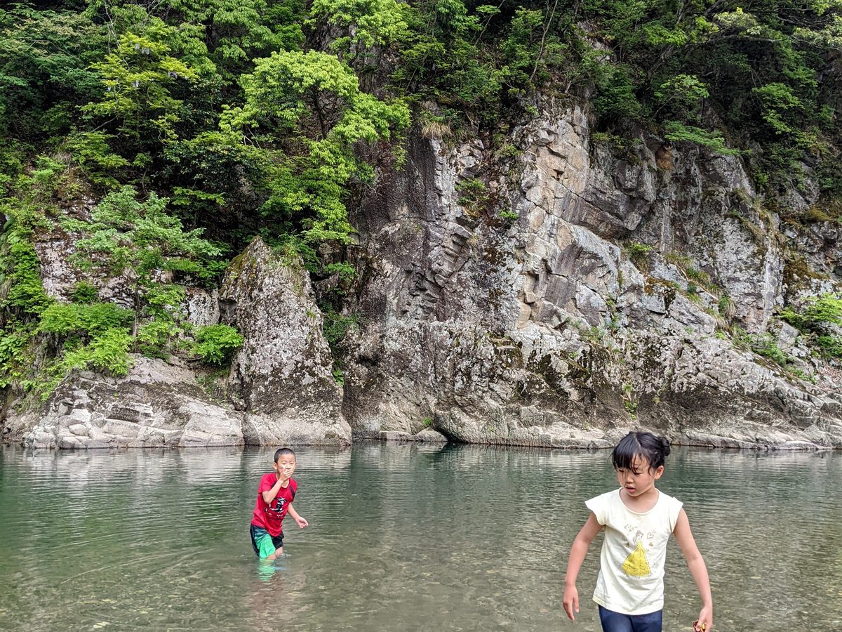 川遊びしてる子供たち
