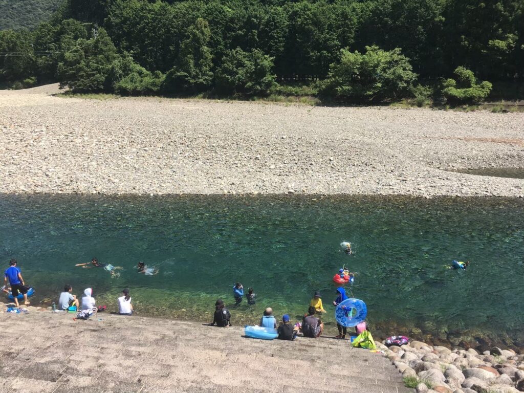 キャンプinn海山で川遊びをする子どもたち