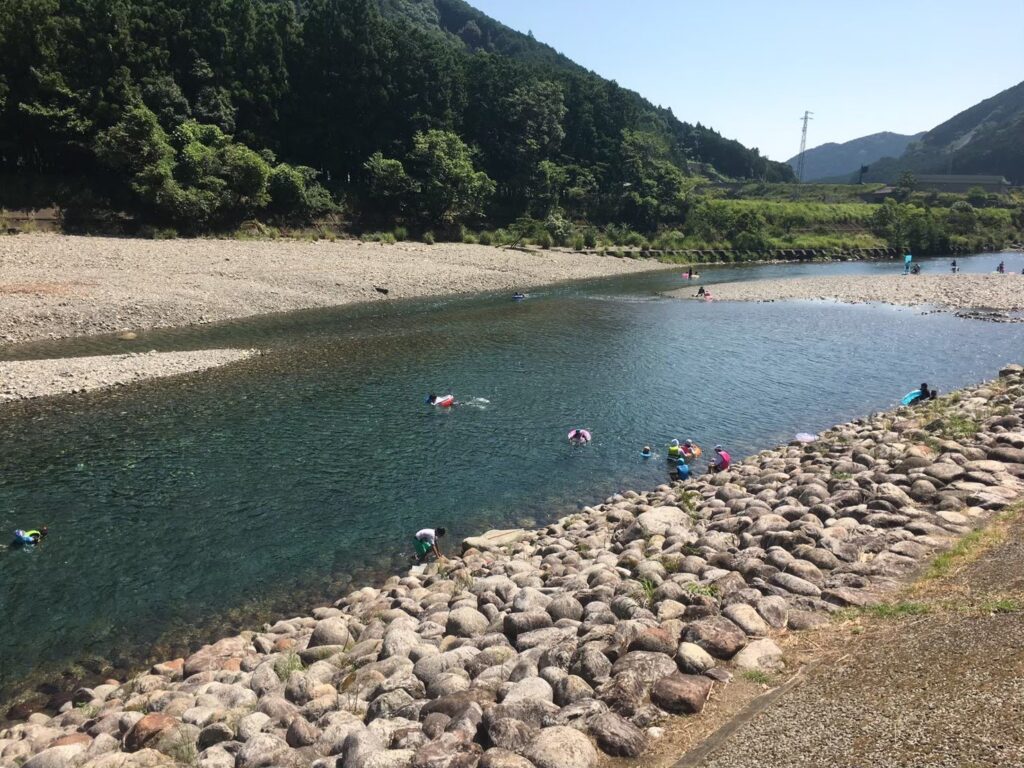 キャンプinn海山で川遊びをする子どもたち