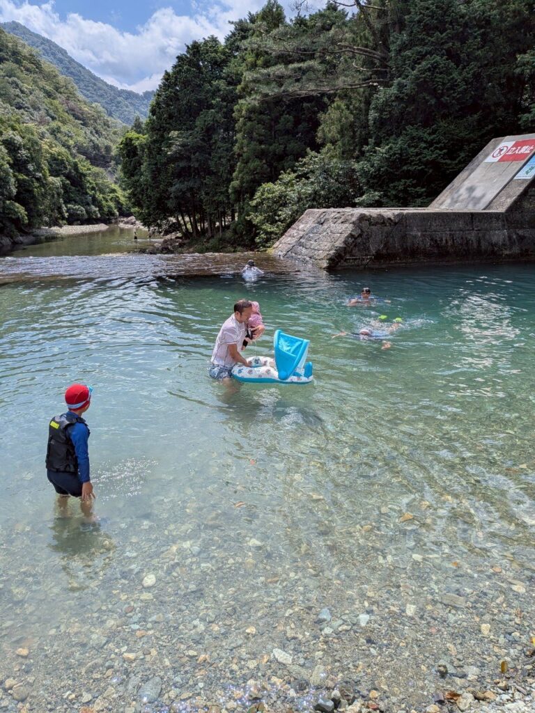 川遊びを楽しむ子供たち