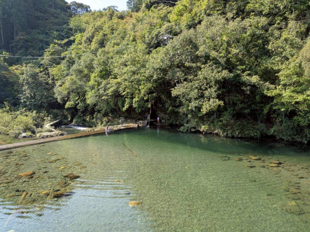 川底まで見える汗見川