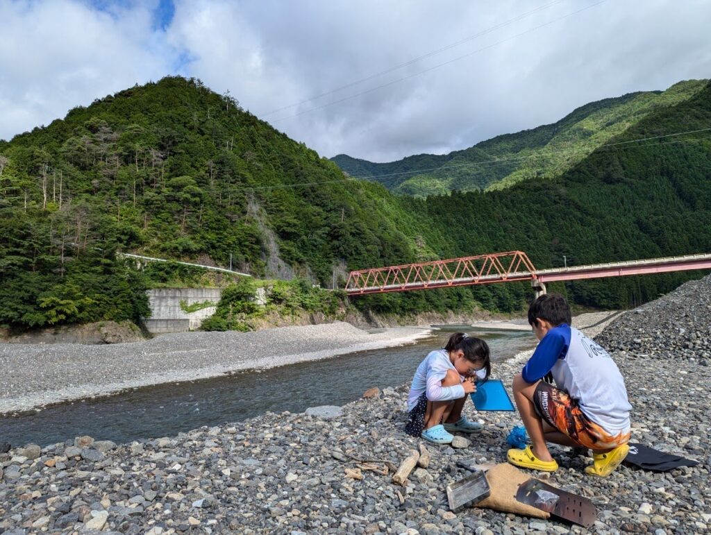 キャンプ場から見た山々と清流。