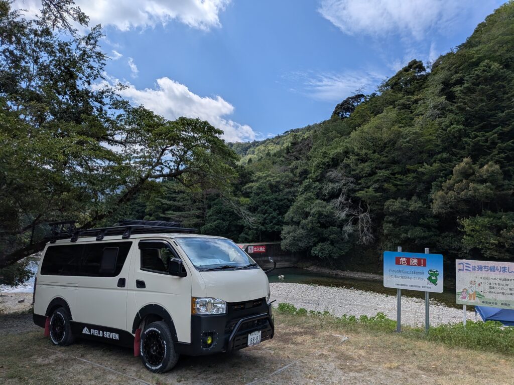 木戸ダムの駐車場から見た木戸ダムとハイエース