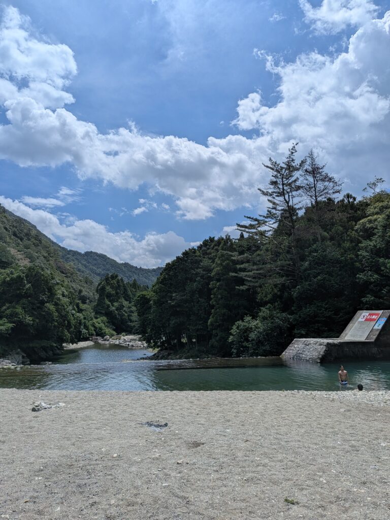 木戸ダムと森と晴天の空