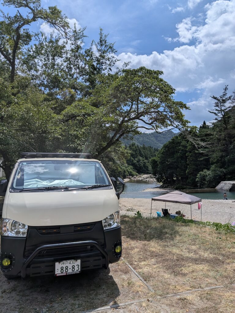 ハイエースとタープ