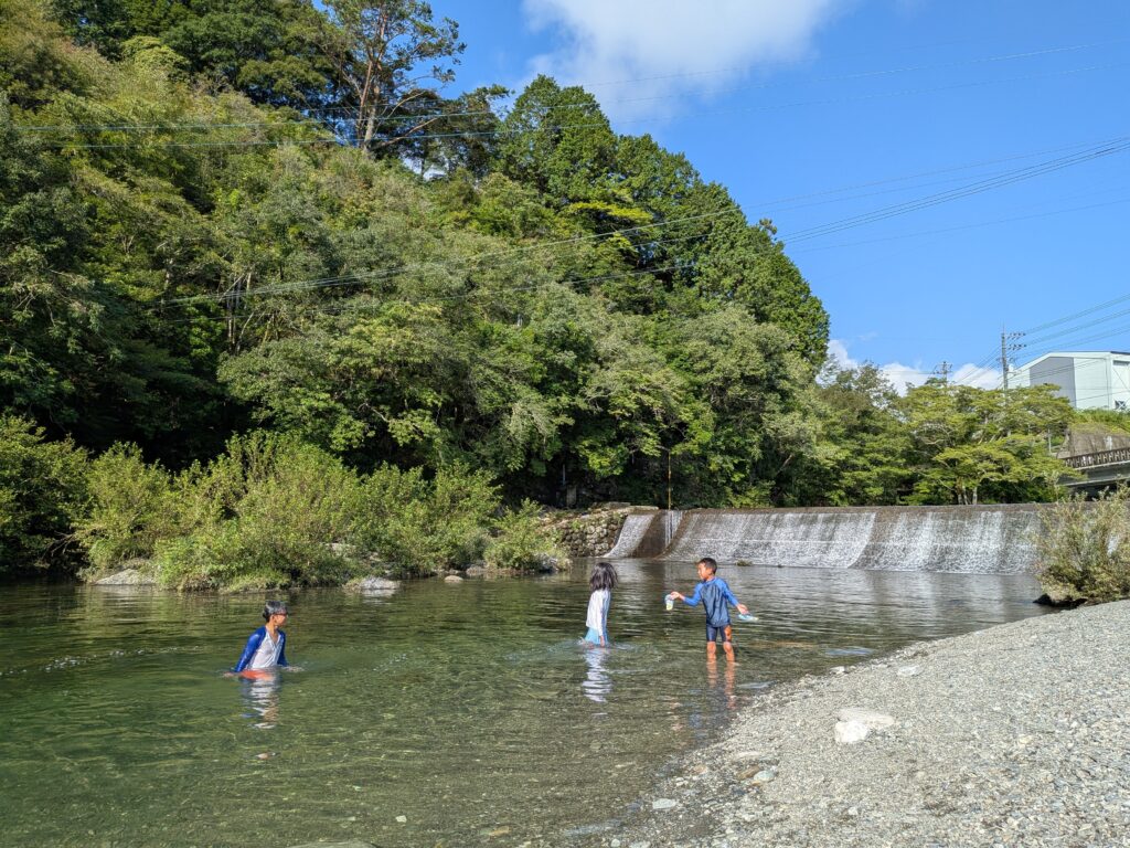 汗見川で川遊びする子供たち