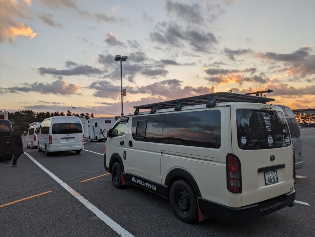 ディズニーランドの駐車場から見る朝焼け