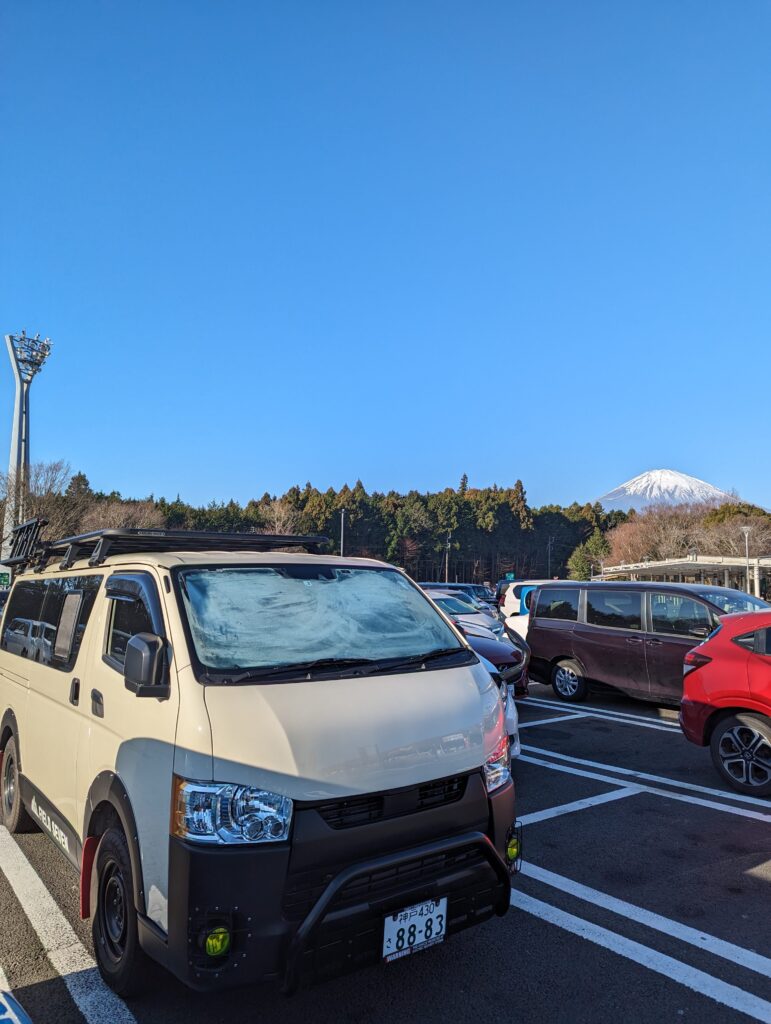 足柄サービスエリアにて相棒と富士山