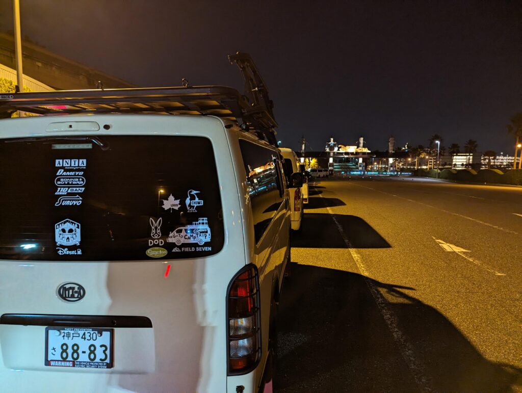 ディズニーランドの駐車場ゲート前で仮眠