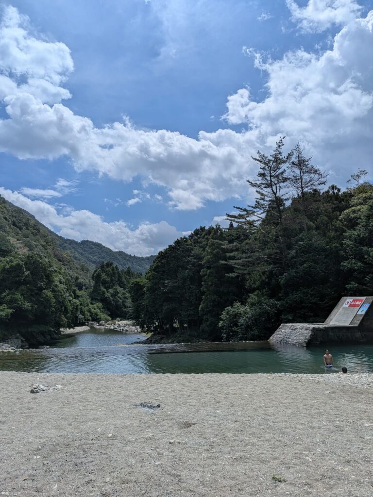 木戸ダムと後ろの山と空のコントラスト