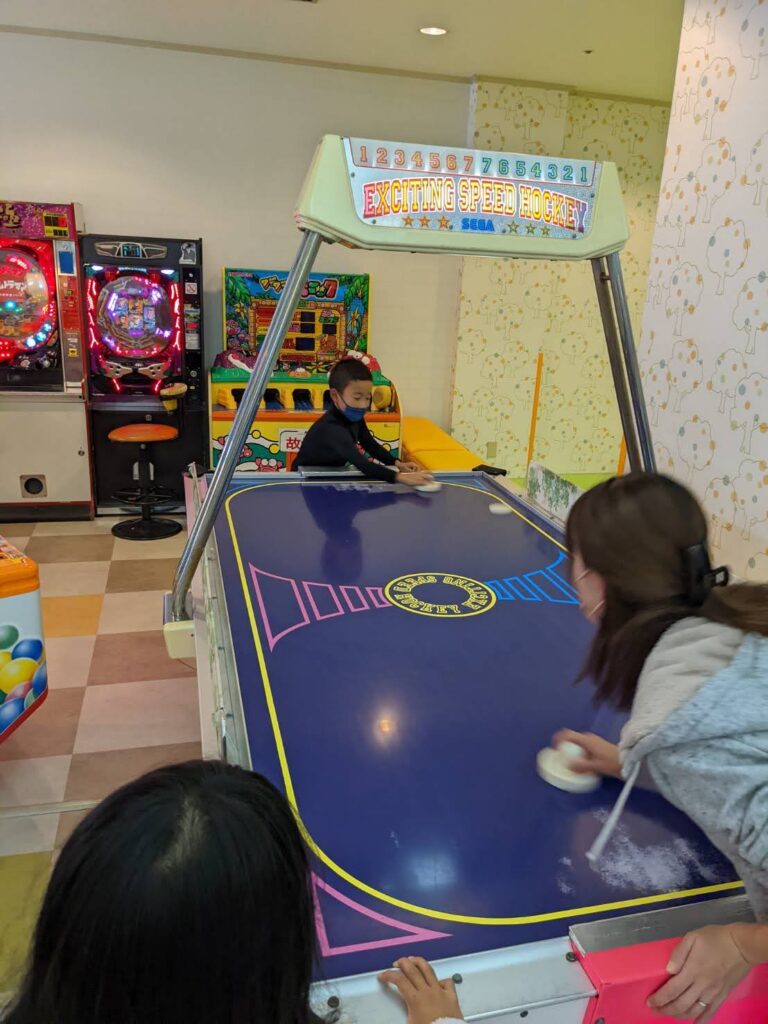 みんなで温泉に入る前にホッケー