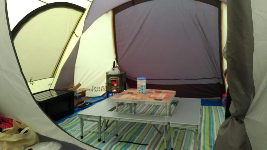 テント内から見た薪ストーブ