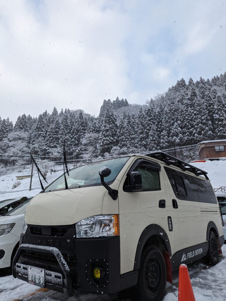氷ノ山国際スキー場の駐車場にて