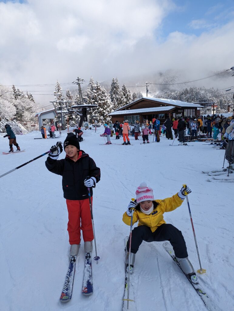 初めてスキーに挑戦する子供たち