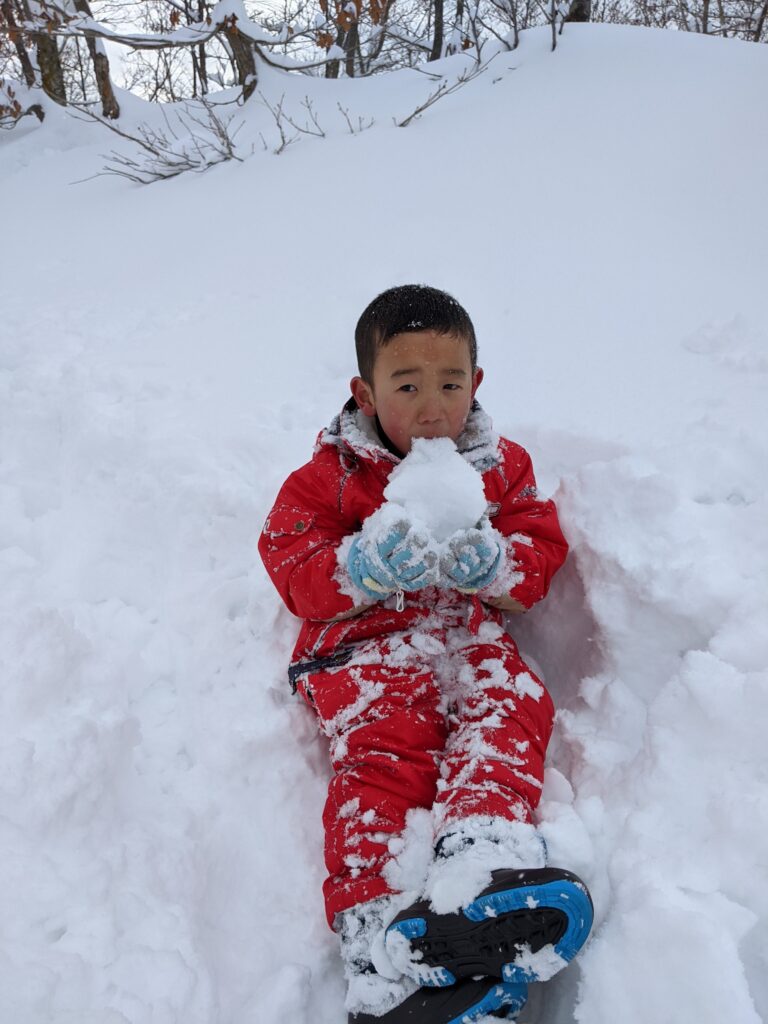 雪を食べちゃう子供