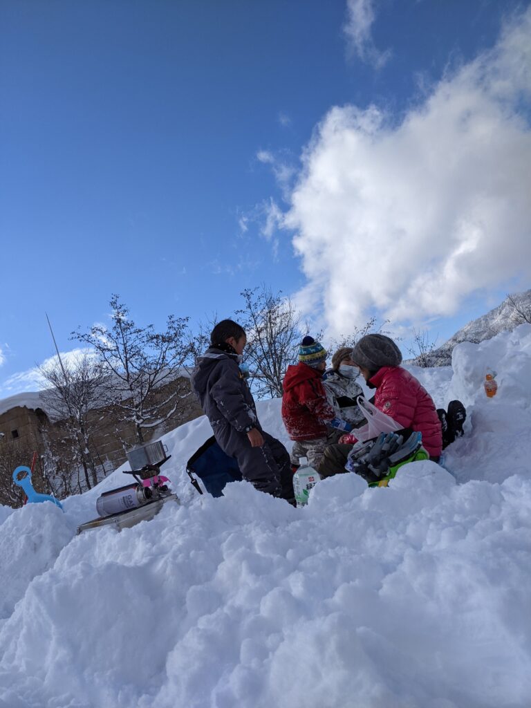 雪と戯れる子供たち