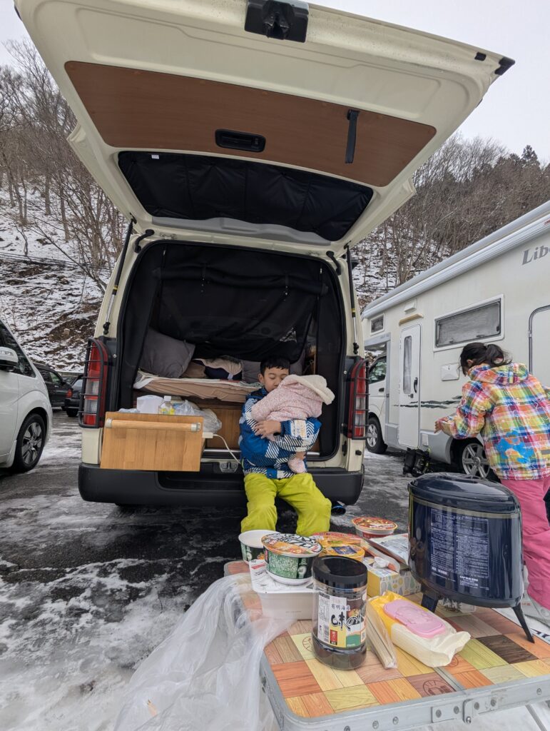 駐車場で休憩中