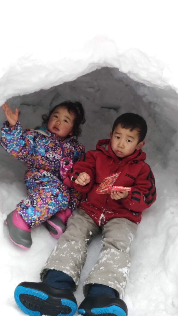 かまくらを作った子供たち