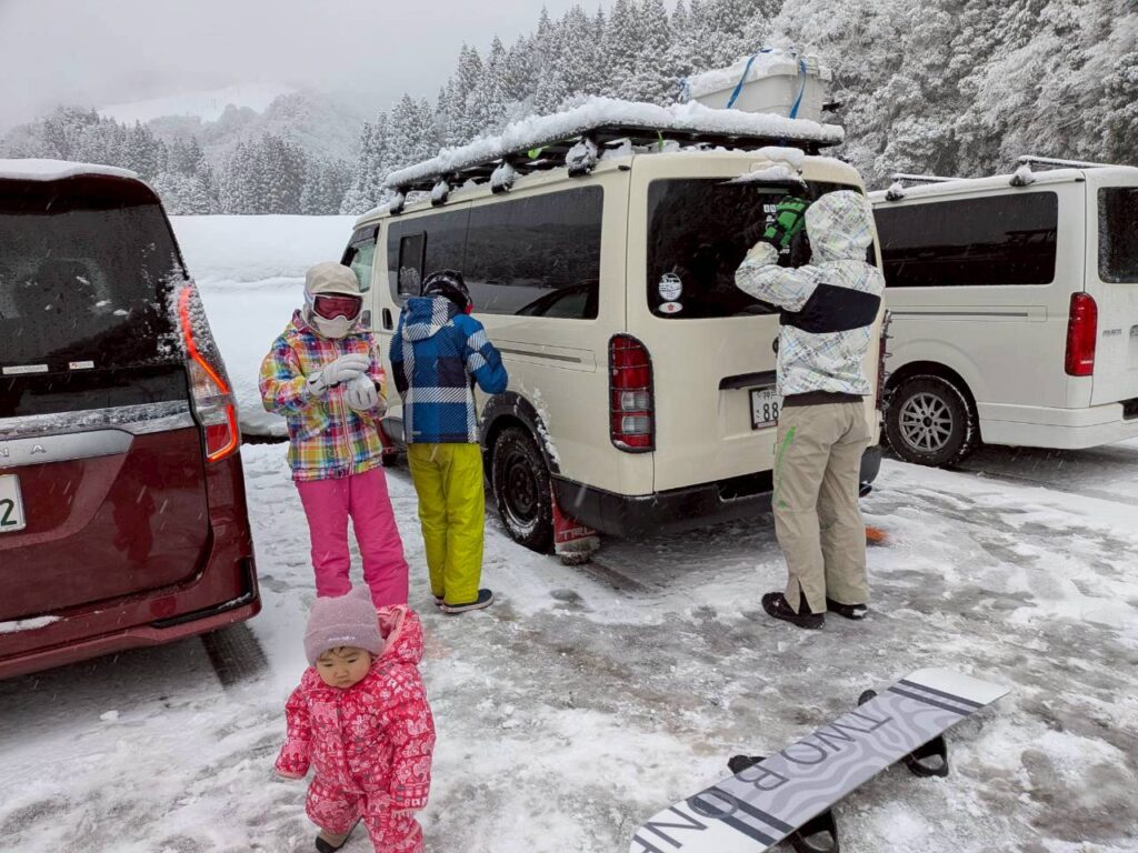 駐車場で準備をする子供たち