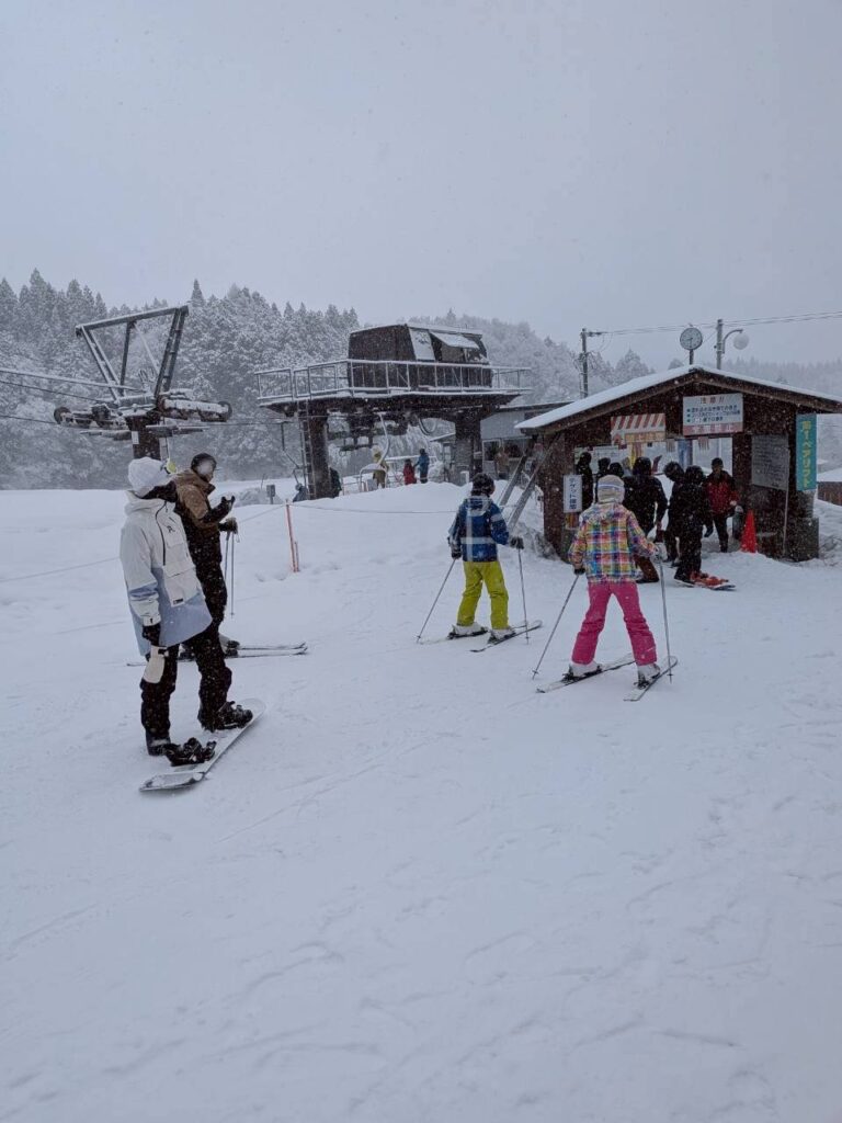 リフトに並ぶ子供たち