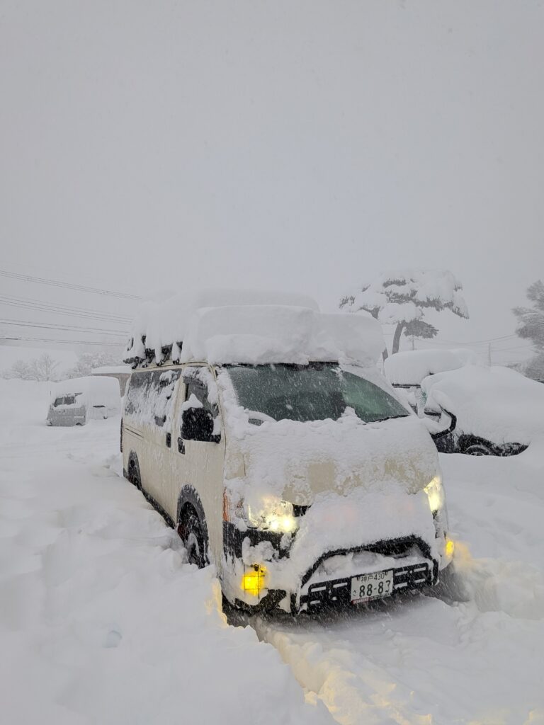 大雪で雪に埋もった相棒