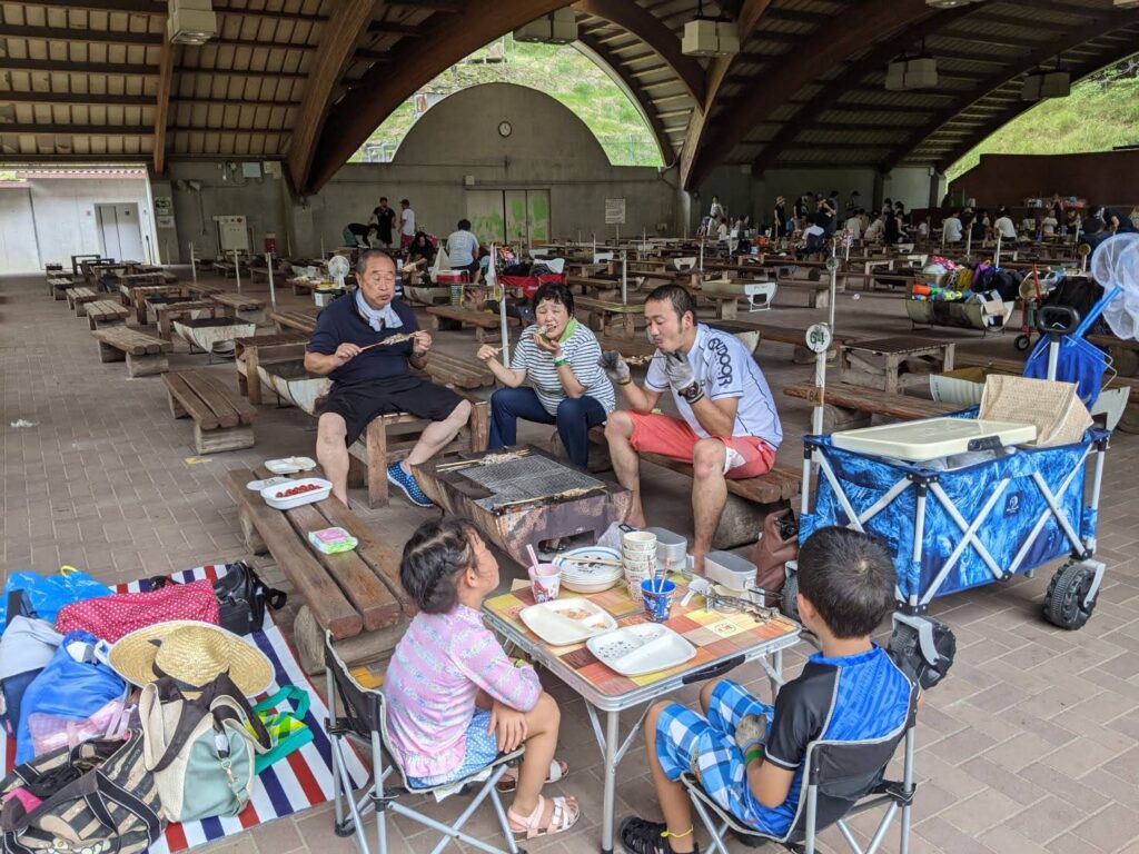 屋根付きの全天候型ドームBBQサイトでバーベキュー