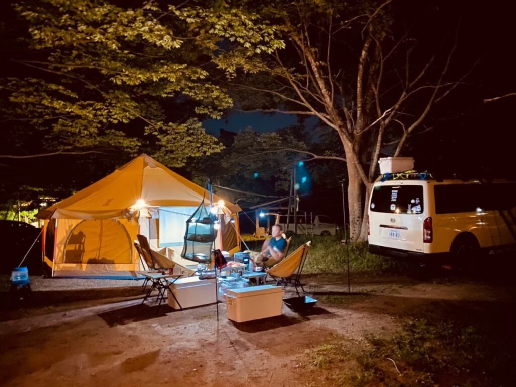 夜のキャンプサイト