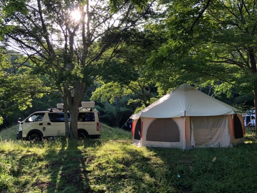 朝日に照らされるハイエースとテント
