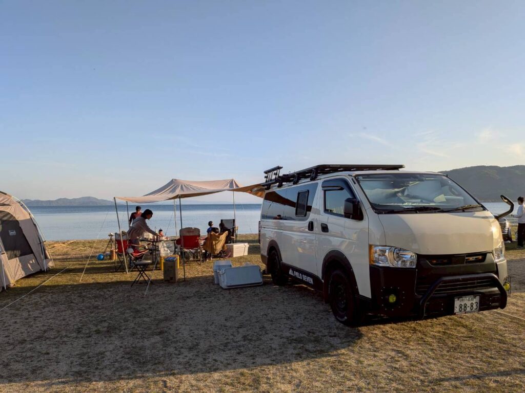 夕日に染まる湖畔サイト