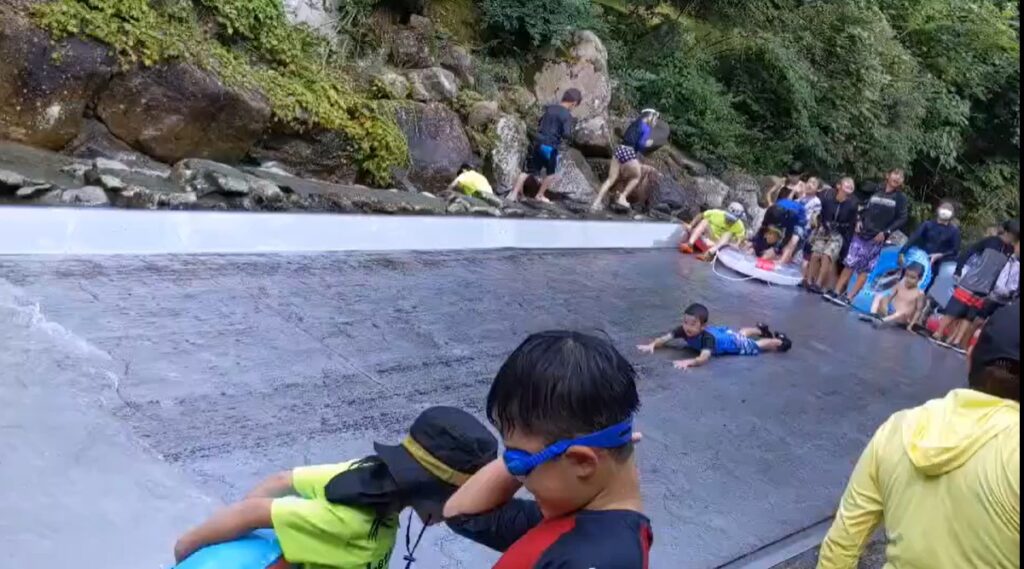 川の中にあるすべり台