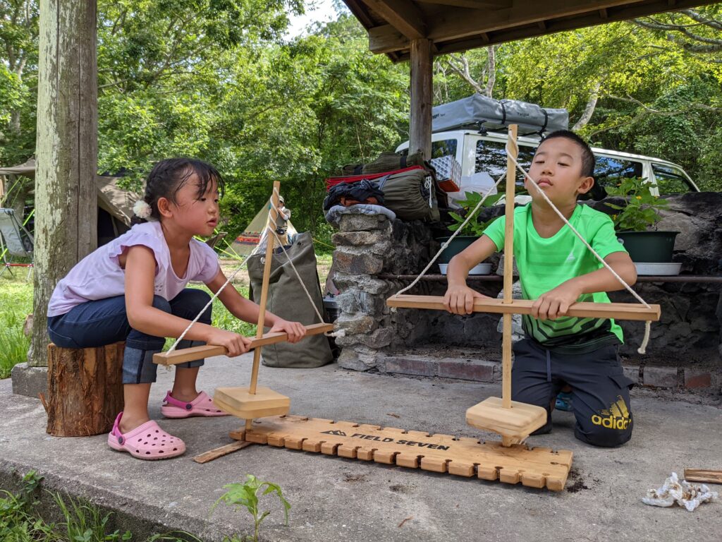 火おこしに必死の子どもたち