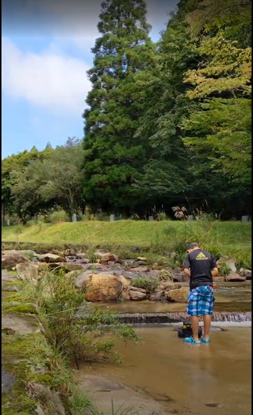 川でラジコンで遊ぶ子供