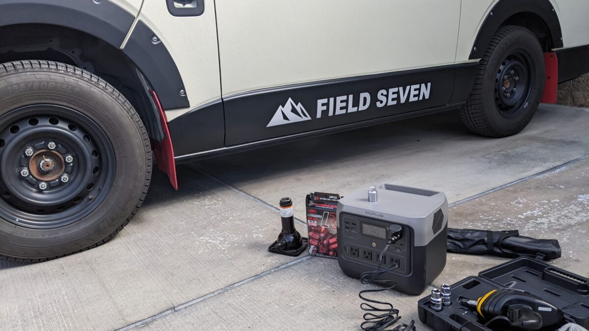 RIVER 2 Proを使って電動工具を使用中
